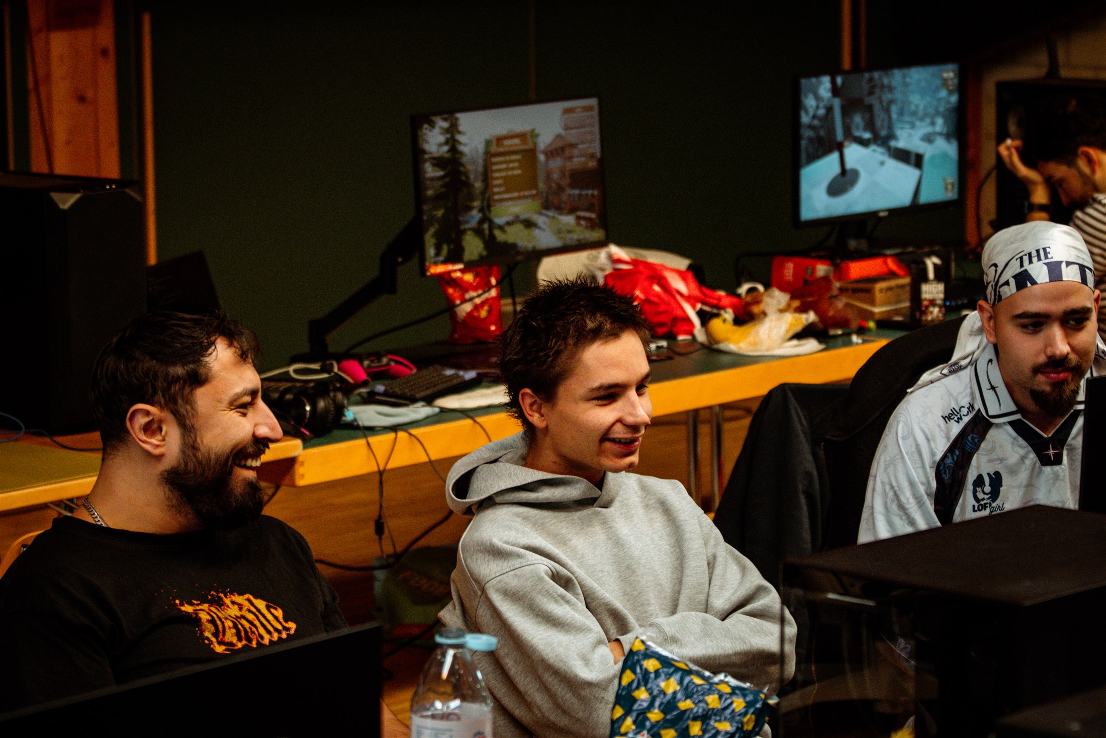 Un groupe de participants réunis autour des postes de jeu à G-LAN Fun 2026