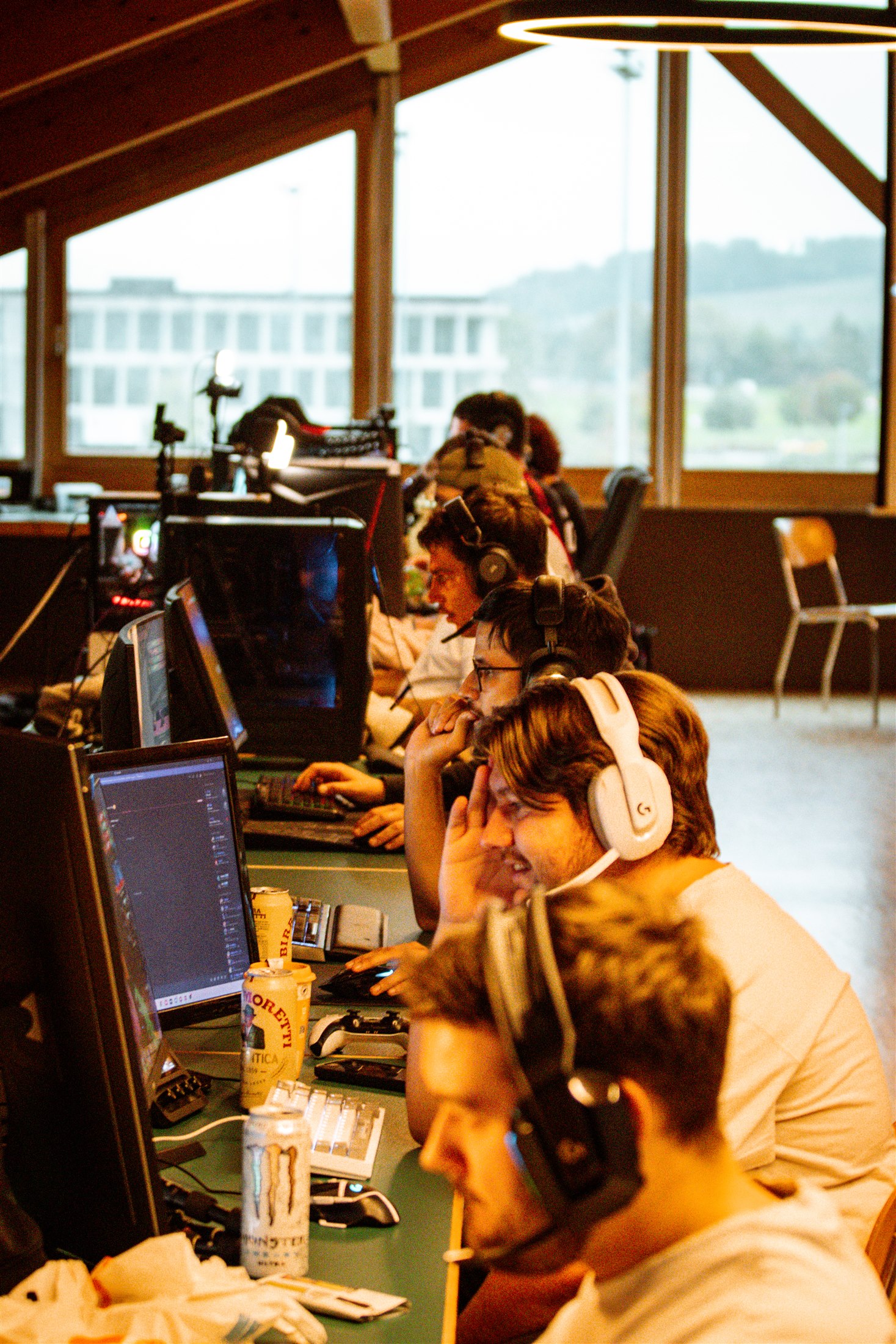 Des participants jouent à leurs postes pendant G-LAN Fun 2026